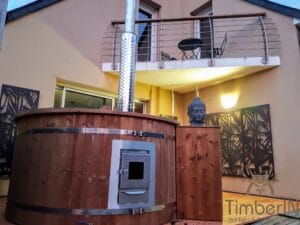 Outdoor wooden hot tub (1)