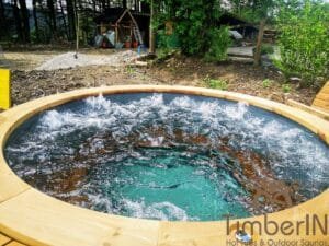 Outdoor wooden hot tub 3